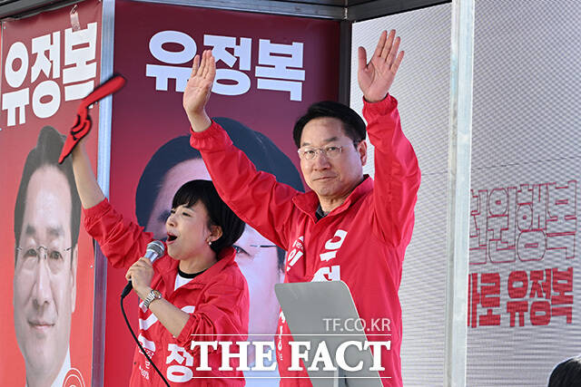 유정복 국민의힘 인천시장 후보(오른쪽)가 22일 오전 인천 서구 아라역 사거리에서 시민들에게 지지를 호소하고 있다. /인천=남용희 기자
