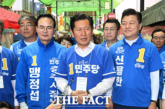 정청래 더불어민주당 총괄상임선대위원장이 22일 오후 충북 충주시 충주공설시장을 찾아 시민과 인사를 나누고 있다. /충주=박헌우 기자