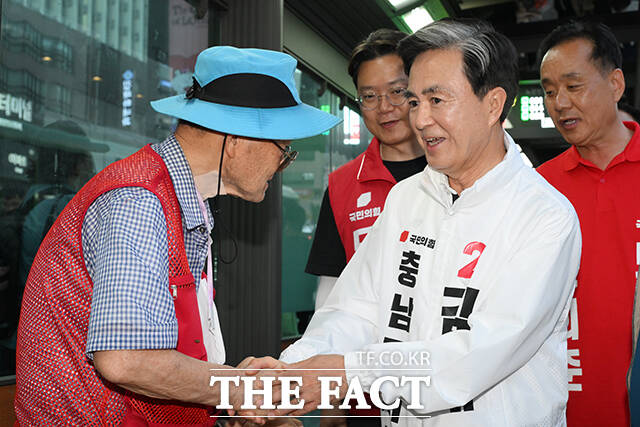김태흠 국민의힘 충남도지사 후보(오른쪽)가 22일 오후 충남 천안 동남구 신부문화거리에서 시민들에게 인사하고 있다. /천안=김성렬 기자