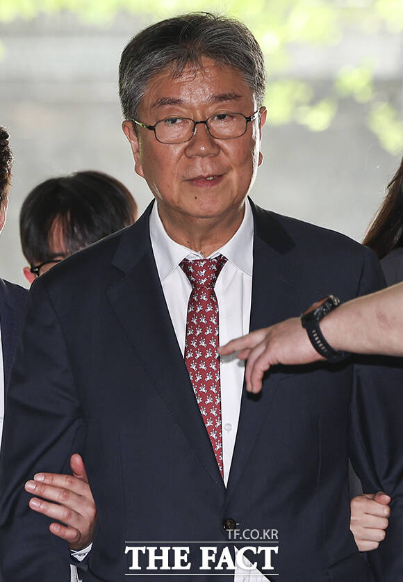 대통령 관저 이전 특혜 의혹을 받는 김대기 전 대통령 비서실장(가운데)이 22일 오후 서울 서초구 서울중앙지법에서 열린 구속 전 피의자 심문(영장실질심사)에 출석하고 있다. /사진공동취재단