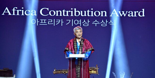 정원주 대우건설 회장이 '한-아프리카 기여상'을 수상했다. 이 상은 주한아프리카외교단(AGA)이 한국과 아프리카 간 교류에 기여한 인물에 수여한다. 사진은 정원주 회장이 '한-아프리카 기여상' 수상 후 소감을 말하고 있는 모습. /대우건설