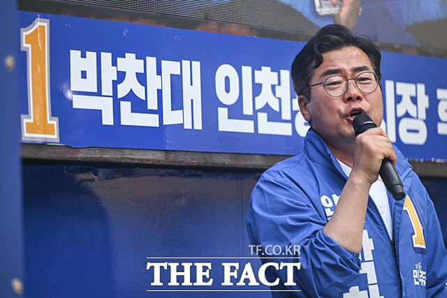집중유세에서 율동하며 지지 호소하는 김남준 후보(가운데).