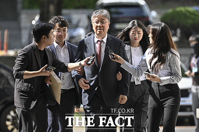 대통령 관저 이전 특혜 의혹을 받는 김대기 전 대통령 비서실장(가운데)이 22일 오후 서울 서초구 서울중앙지법에서 열린 구속 전 피의자 심문(영장실질심사)에 출석하고 있다. /사진공동취재단