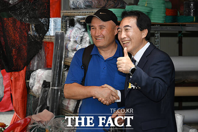 박수현 더불어민주당 충남도지사 후보가 22일 오전 충남 청양군 청양시장을 방문해 상인이 판매하는 노가리를 들어올리고 있다. /청양=김성렬 기자