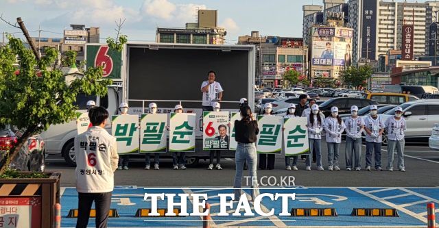 박필순 후보 유세 현장. 지지자가 지원 유세를 하고 있다. /김영신 기자