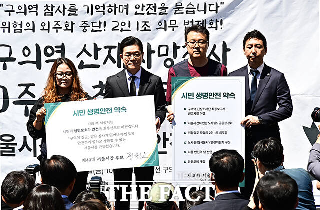 정원오 더불어민주당 서울시장 후보가 22일 오전 서울 광진구 구의역 9-4 승강장에서 구의역 참사 10주기 추모 헌화를 하고 있다. /배정한 기자