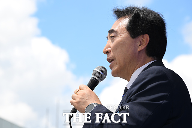 박수현 더불어민주당 충남도지사 후보가 22일 오전 충남 청양군 청양시장을 방문해 시민들에게 지지를 호소하고 있다. /청양=김성렬 기자