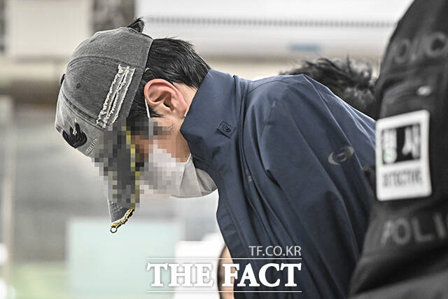 배우 김규리 씨가 살고 있는 서울 종로구 북촌한옥마을 자택에 침입해 강도 행각을 벌인 40대 남성 임모 씨가 22일 오후 서울 서초구 서울중앙지법에 출석하고 있다. /사진공동취재단