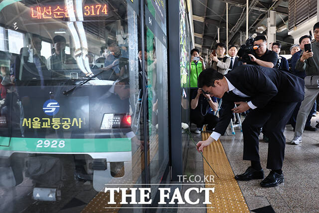 정원오 더불어민주당 서울시장 후보가 22일 오전 서울 광진구 구의역 9-4 승강장에서 구의역 참사 10주기 추모 헌화를 하고 있다. /배정한 기자