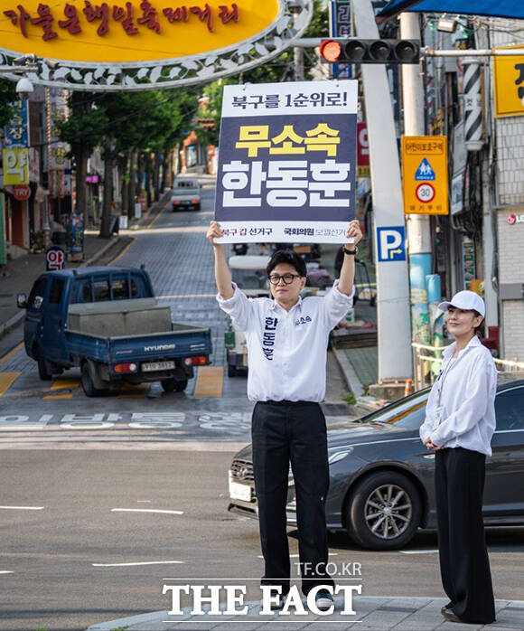 한동훈 무소속 부산 북구갑 국회의원 재보궐선거 후보와 배우자 진은정 씨가 부산 만덕동 가을은행잎축제거리 앞에서 선거운동을 하고 있다. /한동훈 페이스북