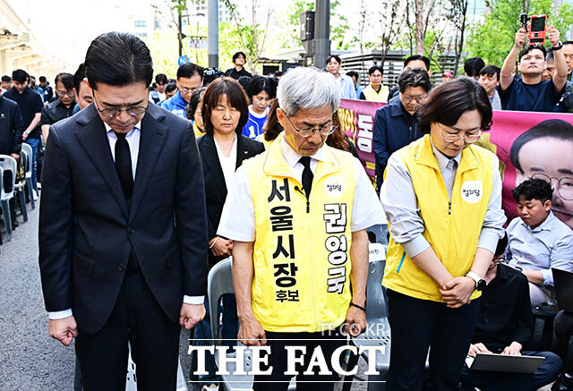 정원오 더불어민주당 서울시장 후보와 권영국 정의당 서울시장 후보(왼쪽)가 22일 오전 서울 광진구 구의역 3번출구 앞에서 열린 구의역 참사 10주기 추모문화제에 참석해 인사를 하고 있다. /배정한 기자