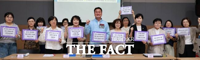 홍성규 진보당 경기도지사 후보가 22일 여성단체와 정책 협약을 마친 뒤 기념 촬영을 하고 있다. /홍성규 후보 선거캠프