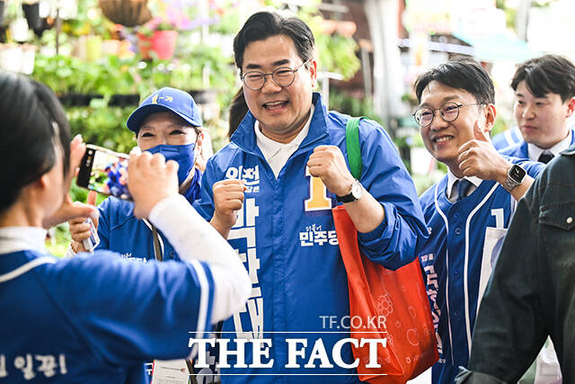 핫도그와 도넛을 맛본 박찬대, 김남준 후보가 기념촬영 하는 모습.