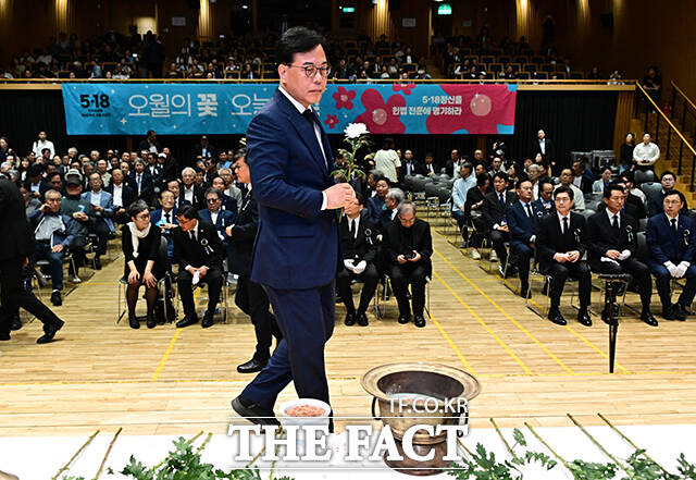 송언석 국민의힘 원내대표가 18일 오전 서울 중구 서울시청 다목적홀에서 열린 '5.18민주화운동 제46주년 서울기념식-오월의 꽃, 오늘의 빛'에 참석해 헌화를 하는 모습. /배정한 기자