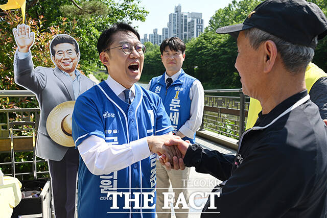 노무현 전 대통령 등신대 만져보는 김남준 후보.