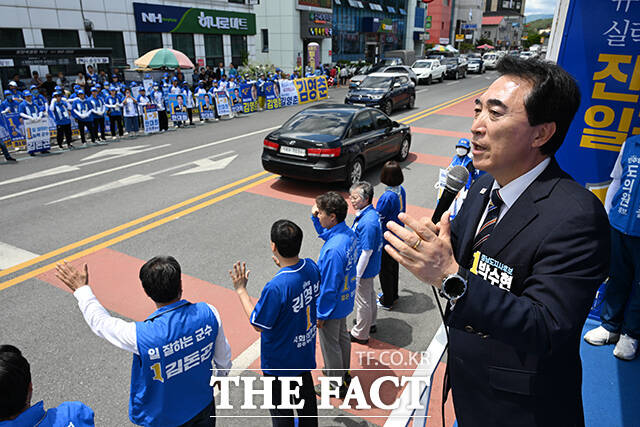박수현 더불어민주당 충남도지사 후보가 22일 오전 충남 청양군 청양시장을 방문해 시민들에게 지지를 호소하고 있다. /청양=김성렬 기자