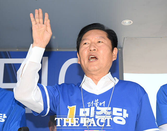 맹정섭 더불어민주당 충주시장 후보와 정청래 총괄상임선대위원장, 신용한 충북도지사 후보(왼쪽부터)가 22일 오후 충북 충주시 충주공설시장 앞에서 열린 유세에 참석해 시민들에게 지지를 호소하고 있다. /충주=박헌우 기자
