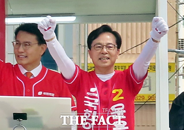 윤용근 공주·부여·청양 보궐선거 국회의원 후보가 22일 청양군 유세에서 지지자들에게 한 표를 호소하고 있다. /김형중 기자