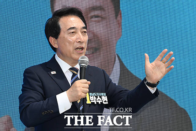 박수현 더불어민주당 충남도지사 후보가 22일 오전 충남 청양군 청양시장을 방문해 시민들에게 지지를 호소하고 있다. /청양=김성렬 기자