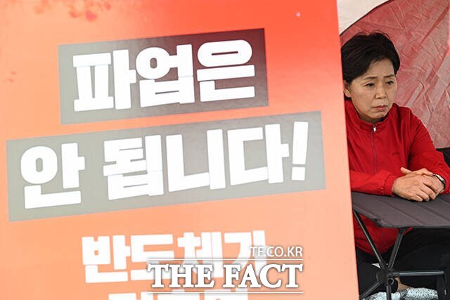 양향자 국민의힘 경기도지사 후보가 19일 오전 경기 평택시 삼성전자 평택캠퍼스 앞에서 노사 타협을 촉구하며 무기한 단식 농성을 하는 모습. /남윤호 기자