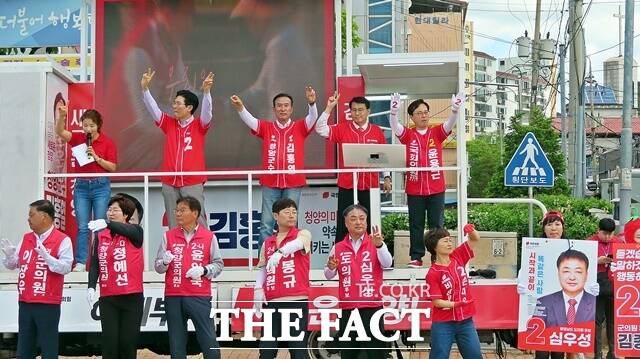 국민의힘 지도부와 윤용근 국회의원 후보, 김홍열 청양군수 후보를 비롯해 도의원, 청양군의원 후보들이 22일 청양 장날 합동 유세에 참석해 지지자들에게 한 표를 호소하고 있다. /김형중 기자