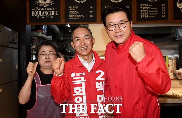 박민식 국민의힘 부산 북구갑 국회의원 후보(가운데)와 신동욱 국민의힘 최고위원(오른쪽)이 22일 오전 부산 북구 만덕시장을 찾아 상인과 인사를 나누고 있다. /부산=박상민 기자