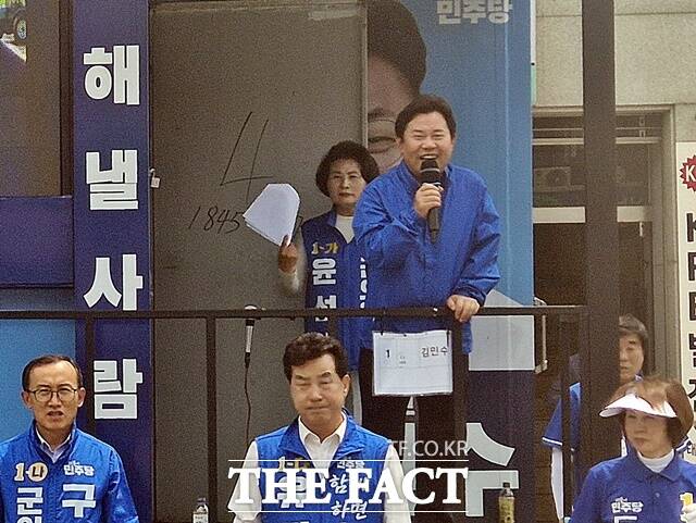 박정현 전 부여군수가 22일 부여군 홍산농협 앞에서 열린 후보자 함동유세에서 지원 연설을 펼치고 있다. /김민수 후보 캠프