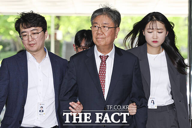 대통령 관저 이전 특혜 의혹을 받는 김대기 전 대통령 비서실장(가운데)이 22일 오후 서울 서초구 서울중앙지법에서 열린 구속 전 피의자 심문(영장실질심사)에 출석하고 있다. /사진공동취재단