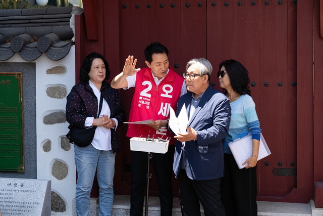 오 후보가 성동구 행당 7구역 재개발 사업 지역을 방문해 아기씨굿당 기부채납 문제와 관련된 피해 주민들을 만났다. /오세훈 캠프