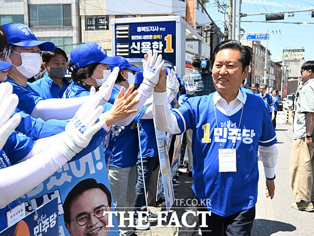 맹정섭 더불어민주당 충주시장 후보와 정청래 총괄상임선대위원장, 신용한 충북도지사 후보(왼쪽부터)가 22일 오후 충북 충주시 충주공설시장 앞에서 열린 유세에 참석해 시민들에게 지지를 호소하고 있다. /충주=박헌우 기자