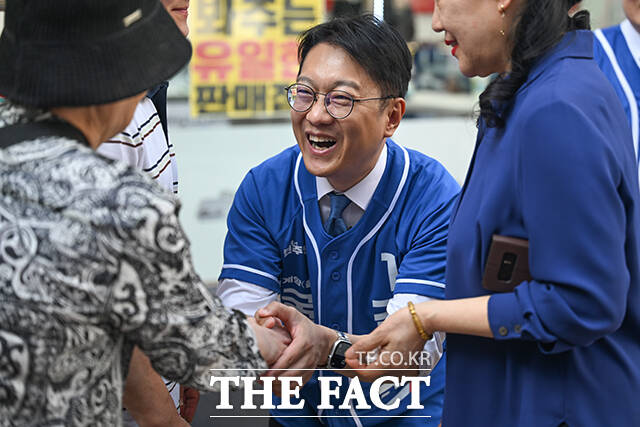 핫도그와 도넛을 맛본 박찬대, 김남준 후보가 기념촬영 하는 모습.