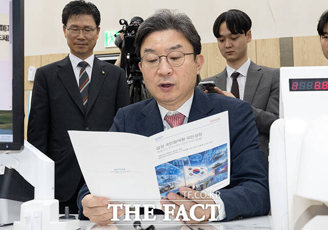 이억원 금융위원장(오른쪽)이 22일 오전 서울 종로구 NH농협은행 정부서울청사지점에서 직원으로부터 국민참여성장펀드에 대해 설명을 듣고 있다. /임영무 기자