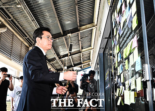 정원오 더불어민주당 서울시장 후보가 22일 오전 서울 광진구 구의역 9-4 승강장에서 구의역 참사 10주기 추모 헌화 전 메모를 부착하고 있다. /배정한 기자