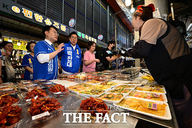 핫도그와 도넛을 맛본 박찬대, 김남준 후보가 기념촬영 하는 모습.