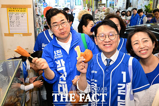 핫도그와 도넛을 맛본 박찬대, 김남준 후보가 기념촬영 하는 모습.