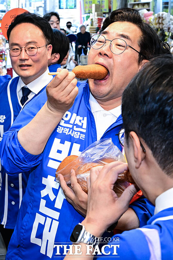 핫도그와 도넛을 맛본 박찬대, 김남준 후보가 기념촬영 하는 모습.