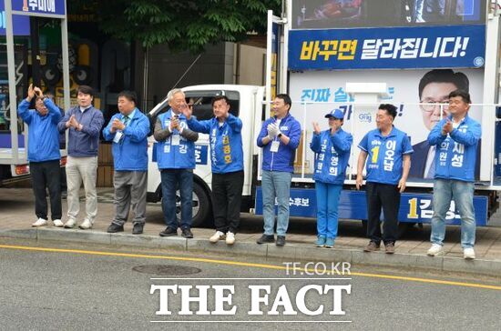김경호 더불어민주당 가평군수 후보(왼쪽 4번째)가 21일 가평농협중앙회 앞에서 출정식을 열고 시민들과 지지자들에게 손인사를 건네고 있다. /김경호 후보 캠프