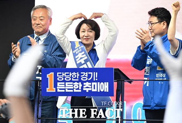 추미애 더불어민주당 경기도지사 후보가 22일 경기 의정부시 민락2지구 로데오거리에서 유권자들에게 지지를 호소하고 있다. /의정부=이새롬 기자