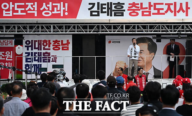 김태흠 국민의힘 충남도지사 후보가 22일 오후 충남 천안 동남구 아라리오 갤러리 앞에서 시민들에게 지지를 호소하고 있다. /천안=김성렬 기자