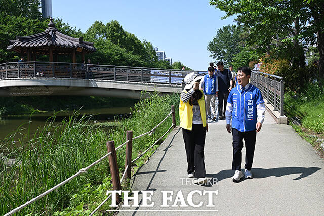 노무현 전 대통령 등신대 만져보는 김남준 후보.