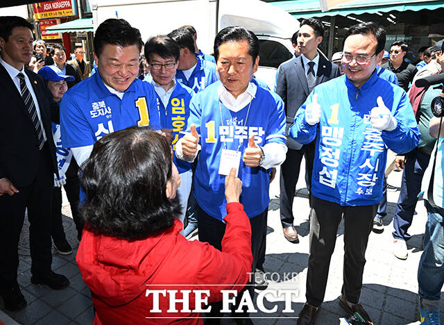 정청래 더불어민주당 총괄상임선대위원장이 22일 오후 충북 충주시 충주공설시장을 찾아 시민과 인사를 나누고 있다. /충주=박헌우 기자
