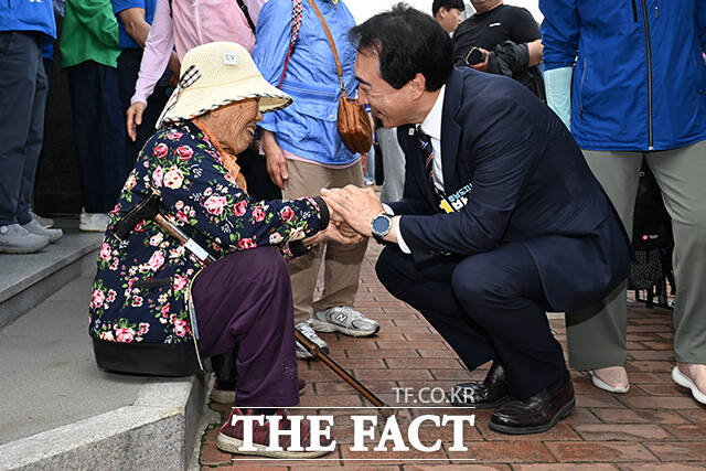박수현 더불어민주당 충남도지사 후보가 22일 오전 충남 청양군 청양시장을 방문해 상인이 판매하는 노가리를 들어올리고 있다. /청양=김성렬 기자
