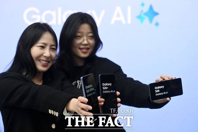 삼성전자 AI 글라스는 갤럭시 AI폰의 핵심 기능을 보조하는 컴패니언 기기다. 사진은 KT 대리점 직원들이 '갤럭시S26' 시리즈를 소개하는 모습. /서예원 기자