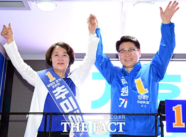 추미애 더불어민주당 경기도지사 후보가 22일 경기 의정부시 민락2지구 로데오거리에서 유권자들에게 지지를 호소하고 있다. /의정부=이새롬 기자
