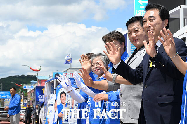 박수현 더불어민주당 충남도지사 후보가 22일 오전 충남 청양군 청양시장을 방문해 시민들에게 지지를 호소하고 있다. /청양=김성렬 기자