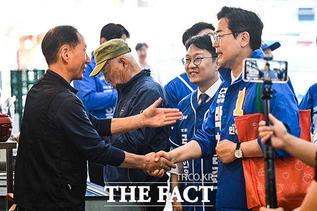 핫도그와 도넛을 맛본 박찬대, 김남준 후보가 기념촬영 하는 모습.
