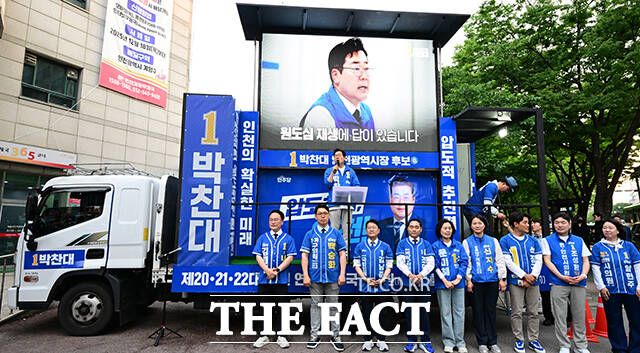 집중유세에서 율동하며 지지 호소하는 김남준 후보(가운데).