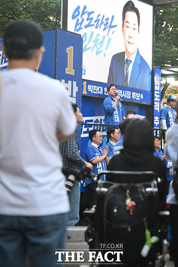 집중유세에서 율동하며 지지 호소하는 김남준 후보(가운데).