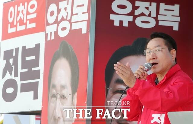 유정복 인천시장 후보가 22일 서구 아라역 사거리 유세에서 시민들에게 지지를 호소하고 있다. /정복캠프