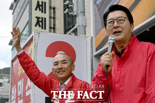 신동욱 국민의힘 최고위원(오른쪽)과 박민식 국민의힘 부산 북구갑 국회의원 후보가 22일 오후 부산 북구 만덕시장 입구에서 지지를 호소하고 있다. /부산=박상민 기자